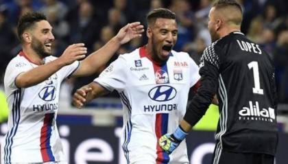  里昂主场惨败尼斯，防守漏洞暴露主帅承压  