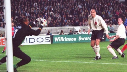  布雷斯特门将超神扑救零封巴黎  