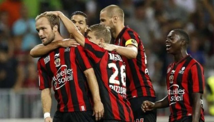  布雷斯特vs巴黎冲突不断，下半场多次中断比赛  