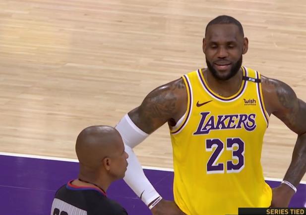  布克单节二十二分爆发，太阳三节打花开拓者取大胜