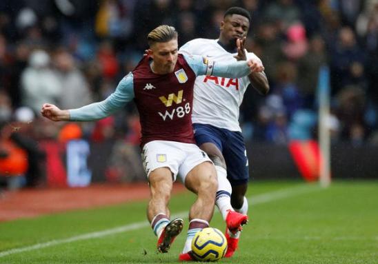  曼联防线漏洞百出，维拉公园球场惨遭阿斯顿维拉痛击